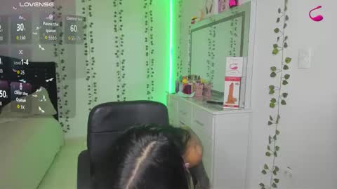 Snapshot of nikibryce_ chatting on 10.19.25 Niki online show from 10.19.25