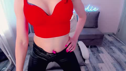 Snapshot of nikki_blondiee chatting on 02.06.25 nikki_blondiee online show from 02.06.25