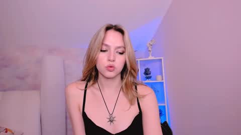 Snapshot of niky_jess chatting on 01.22.25 Veronica online show from 01.22.25