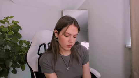 Snapshot of niky_jess chatting on 01.26.25 Veronica online show from 01.26.25