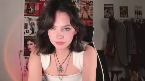 Snapshot of niky_jess chatting on 10.05.25 Veronica online show from 10.05.25