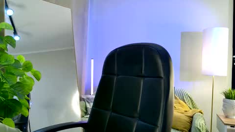Snapshot of niky_jess chatting on 10.14.25 Veronica online show from 10.14.25