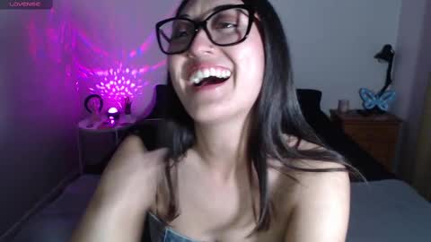 Snapshot of ninimoon chatting on 10.27.25 Ninimoon online show from 10.27.25