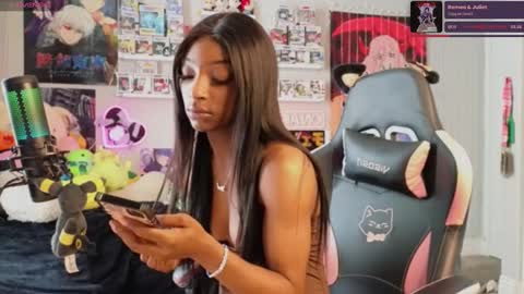 Snapshot of niviawolfe chatting on 02.05.25 NIVIA WOLFE online show from 02.05.25