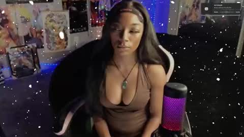 Snapshot of niviawolfe chatting on 12.04.25 NIVIA WOLFE online show from 12.04.25