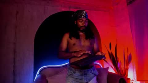 Snapshot of noah_jones__ chatting on 12.12.24 Noah online show from 12.12.24