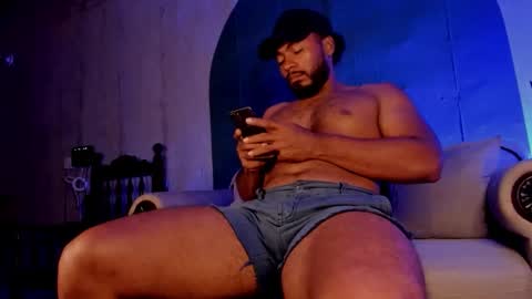 Snapshot of noah_jones__ chatting on 11.06.25 Noah online show from 11.06.25