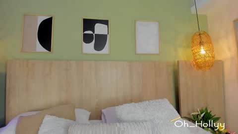 Holly online show from 12.04.25