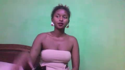 Snapshot of olinah610 chatting on 10.25.25 olinah610 online show from 10.25.25