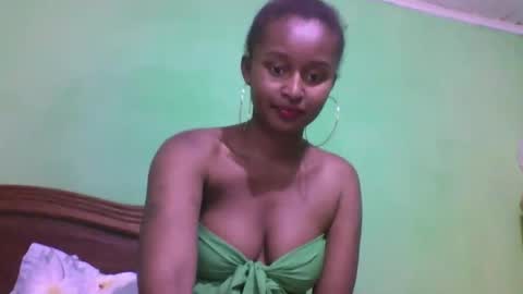 Snapshot of olinah610 chatting on 10.27.25 olinah610 online show from 10.27.25