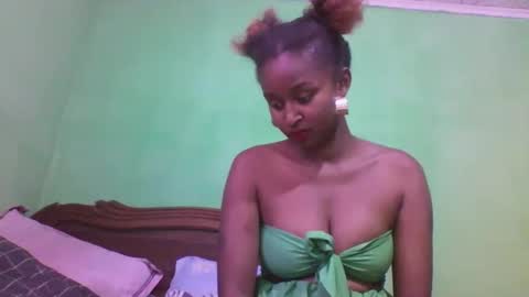 Snapshot of olinah610 chatting on 10.28.25 olinah610 online show from 10.28.25