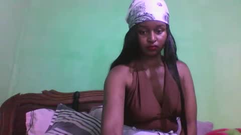 Snapshot of olinah610 chatting on 10.31.25 olinah610 online show from 10.31.25