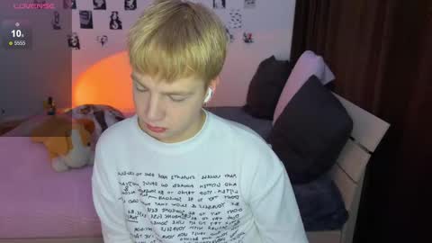 Snapshot of olivertasty chatting on 10.20.25 oliver online show from 10.20.25