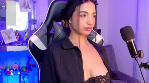 Olivia Mcneill  online show from 03.07.25