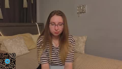 Snapshot of oliviavele chatting on 09.16.25 Kylie online show from 09.16.25