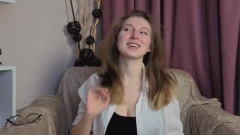 Snapshot of oliviavele chatting on 11.17.25 Kylie online show from 11.17.25