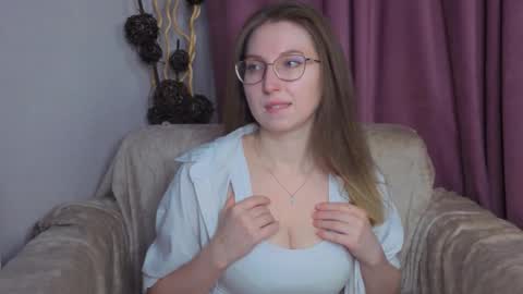 Snapshot of oliviavele chatting on 11.20.25 Kylie online show from 11.20.25