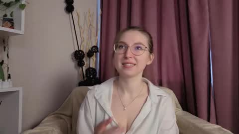 Snapshot of oliviavele chatting on 12.04.25 Kylie online show from 12.04.25