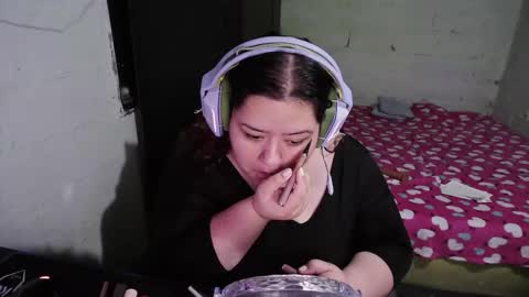 Snapshot of oppaichanuwu chatting on 12.02.25 oppaichanuwu online show from 12.02.25