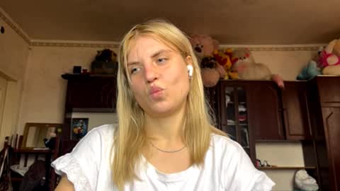 Snapshot of othalook chatting on 10.28.25 Alexa online show from 10.28.25