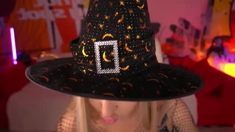 Lia online show from 10.31.25