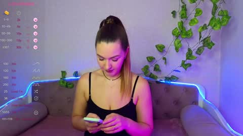 Snapshot of paradisepleasure_ chatting on 12.04.24 Allie Alex Thumbs up if you like us online show from 12.04.24