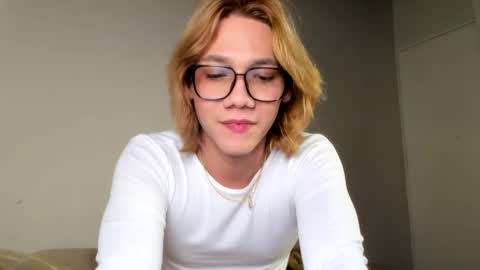 Snapshot of parisstone2 chatting on 01.04.25 connie online show from 01.04.25