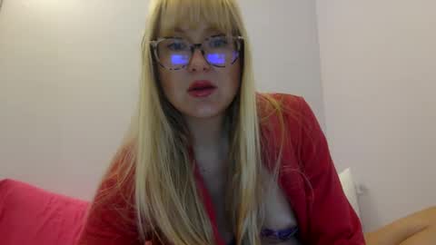 Snapshot of peachymegs chatting on 10.08.25 peachymegs online show from 10.08.25