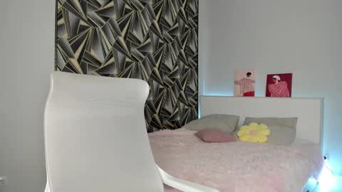 Snapshot of peroona chatting on 12.04.25 Mia online show from 12.04.25