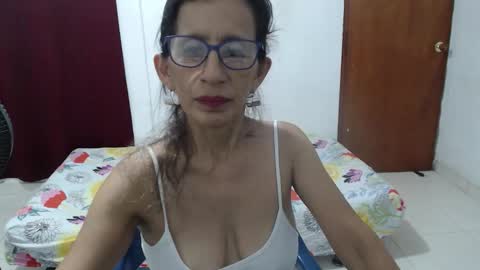 Snapshot of pervert_milf4uu_4 chatting on 09.26.25 luz  online show from 09.26.25