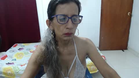 Snapshot of pervert_milf4uu_4 chatting on 10.30.25 luz  online show from 10.30.25