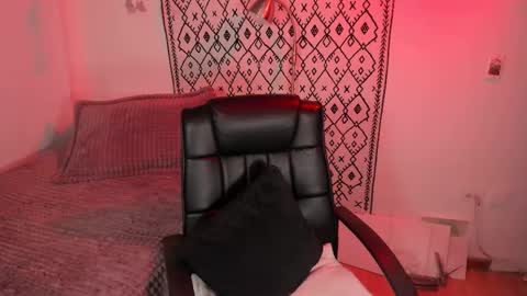 Snapshot of petalsrose_ chatting on 02.15.25 Rose online show from 02.15.25