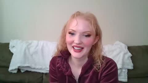Snapshot of petite_cupcake chatting on 01.28.25 Little cupcake online show from 01.28.25