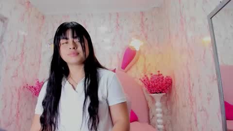 Snapshot of petite_emili chatting on 11.05.25 petite_emili online show from 11.05.25