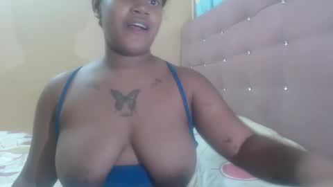 Snapshot of petitechocolatemommy chatting on 11.19.25 petitechocolatemommy online show from 11.19.25