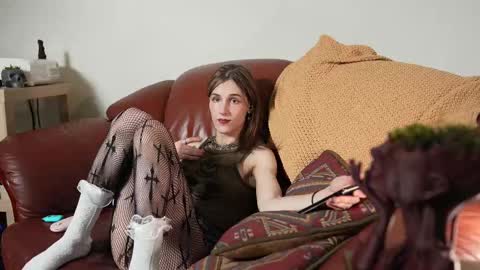 Snapshot of petitecut chatting on 03.11.25 caracal online show from 03.11.25