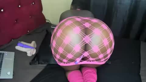 Snapshot of petitiana chatting on 11.01.25 Cayennee online show from 11.01.25