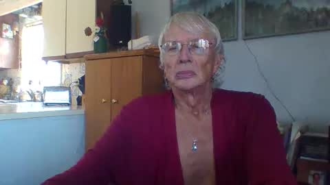 Snapshot of phillipa1023 chatting on 11.19.25 phillipa online show from 11.19.25