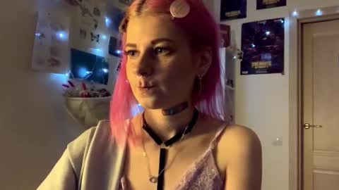 Snapshot of pinkvampire chatting on 09.17.25 Sara online show from 09.17.25