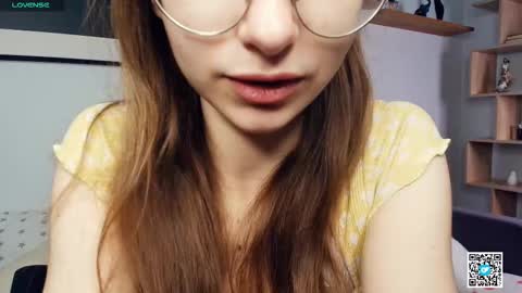 Snapshot of polly_bee chatting on 10.17.25 Polly online show from 10.17.25