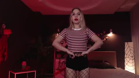 Snapshot of pooja_hegde chatting on 10.31.25 Eva online show from 10.31.25