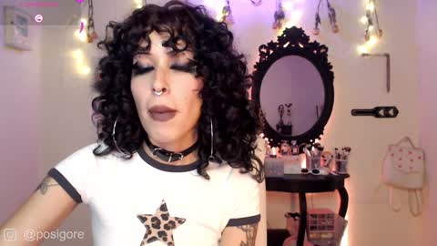 Snapshot of posigore chatting on 12.30.24 Anna Goth independient model online show from 12.30.24