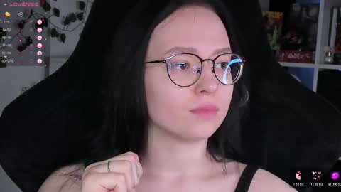 Snapshot of power_robynn chatting on 11.06.25 Robyn online show from 11.06.25