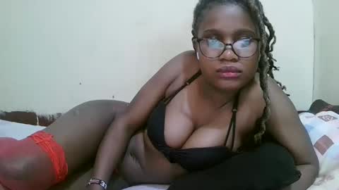 Snapshot of pretty_mellan chatting on 02.14.25 pretty_mellan online show from 02.14.25