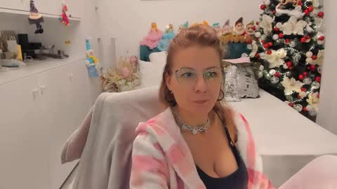 Snapshot of prettyblackeyes chatting on 12.09.24 wilma online show from 12.09.24