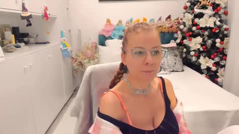 Snapshot of prettyblackeyes chatting on 12.11.24 wilma online show from 12.11.24