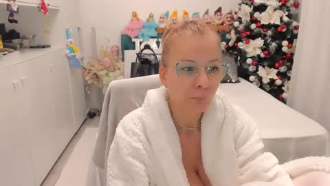 Snapshot of prettyblackeyes chatting on 12.16.24 wilma online show from 12.16.24