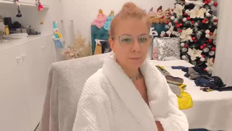 Snapshot of prettyblackeyes chatting on 12.22.24 wilma online show from 12.22.24