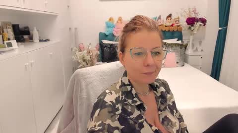 Snapshot of prettyblackeyes chatting on 02.18.25 wilma online show from 02.18.25