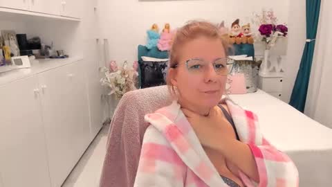 Snapshot of prettyblackeyes chatting on 02.19.25 wilma online show from 02.19.25